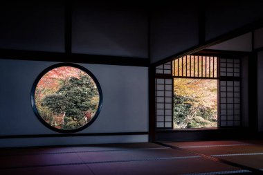 Tapınak penceresi, yaşam belirsizliğini ve tercihleri simgeliyor 24 Kasım 2025