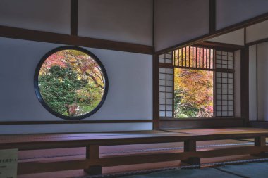 Tapınak penceresi, yaşam belirsizliğini ve tercihleri simgeliyor 24 Kasım 2025