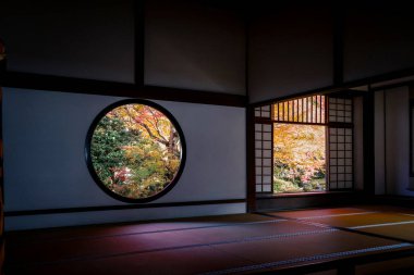 Tapınak penceresi, yaşam belirsizliğini ve tercihleri simgeliyor 24 Kasım 2025