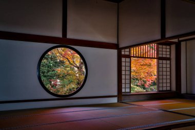 Tapınak penceresi, yaşam belirsizliğini ve tercihleri simgeliyor 24 Kasım 2025