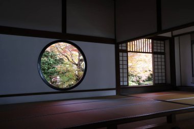 Tapınak penceresi, yaşam belirsizliğini ve tercihleri simgeliyor 24 Kasım 2025