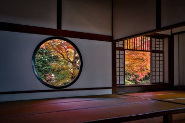 Tapınak penceresi, yaşam belirsizliğini ve tercihleri simgeliyor 24 Kasım 2025