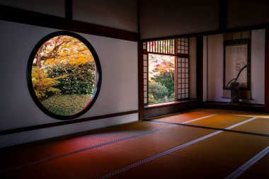 Tapınak penceresi, yaşam belirsizliğini ve tercihleri simgeliyor 24 Kasım 2025