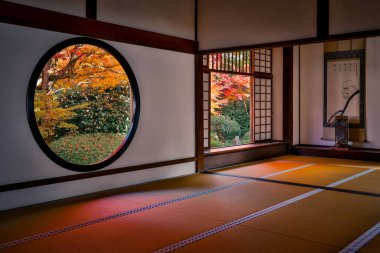 Tapınak penceresi, yaşam belirsizliğini ve tercihleri simgeliyor 24 Kasım 2025