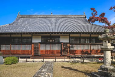 24 Kasım 2025 'te bahçe yansımalarıyla sükuneti kucaklayan bir salon.