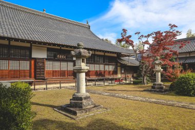 24 Kasım 2025 'te bahçe yansımalarıyla sükuneti kucaklayan bir salon.