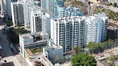 Pak Tin Estate Kuleleri Shek Kip Mei tepesinden yükseliyor, 11 Şubat 2026