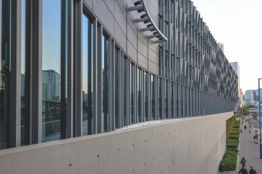 Modern kültür merkezi dış yüzeyinde cam paneller ve beton 8 Şubat 2026