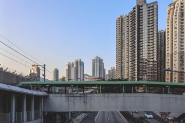 Yükseltilmiş demiryolu Kwun Tong Yolu boyunca bulunan kulelerin yanından geçiyor. 8 Şubat 2026