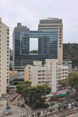 Modern hastane kulesi eski binaların yanında duruyor. 8 Şubat 2026