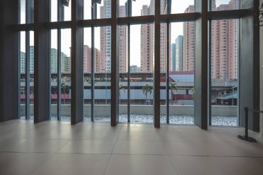 Uzun camlar, 8 Şubat 2026 'dan sonra yoğun kentsel ufuk çizgisini gösteriyor.