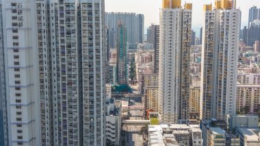 Yoğun konut blokları 11 Şubat 2026 'da güpegündüz trafik koridoruna bakıyor.