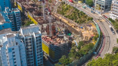 Yoğun yapısal çerçeve ve vinçler 11 Şubat 2026 'da büyük konut yenileme çalışmalarını şekillendirir