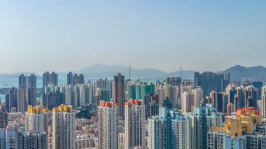 Dağlara ve suya tepeden bakan uzun konut ve ticaret kuleleri 11 Şubat 2026