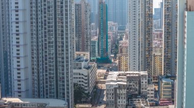 Yayalar canlı şehir sokaklarında 13 Şubat 2026 'da dolaşırlar.