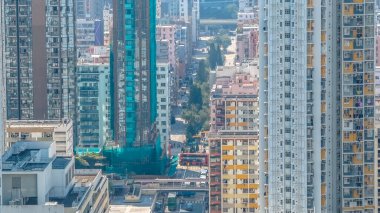 Yayalar canlı şehir sokaklarında 13 Şubat 2026 'da dolaşırlar.