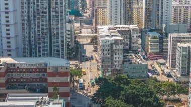 Yayalar canlı şehir sokaklarında 13 Şubat 2026 'da dolaşırlar.