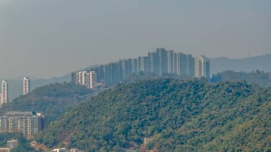 Kıyı manzaralarına tepeden bakan yerleşim kuleleri, Hong Kong 13 Şubat 2026