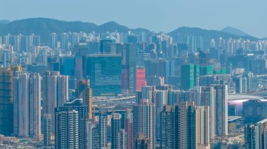 Yüksek gökdelenler dağlara tepeden bakar ve 13 Şubat 2026 'da parıldayan liman koridoru