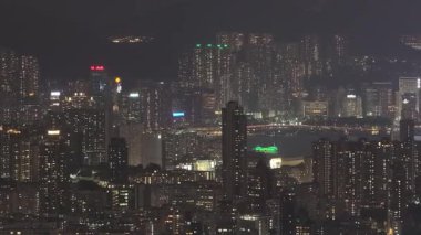 Liman boyunca parıldayan Hong Kong Nightscape ve Hillside Şubat 13 2026