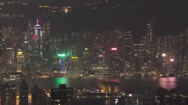 Liman boyunca parıldayan Hong Kong Nightscape ve Hillside Şubat 13 2026