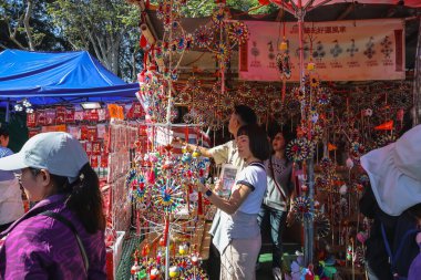 Renkli Ay Yeni Yıl standları, 14 Şubat 2026 'da parlak güneş ışığı altında ziyaretçileri çekiyor.