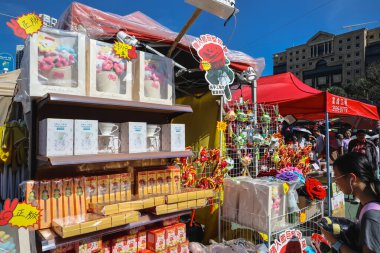 Renkli Ay Yeni Yıl standları, 14 Şubat 2026 'da parlak güneş ışığı altında ziyaretçileri çekiyor.