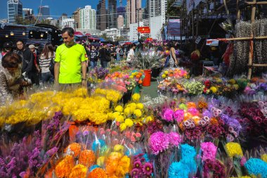 Aydınlık mevsimlik çiçekler güneş ışığı altında canlı bir pazar yeri, 14 Şubat 2026