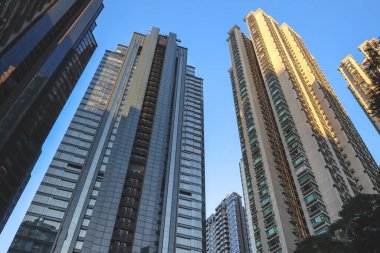 14 Şubat 2026 'da sarp gölgeli caddeler boyunca yüksek konut binaları keskin bir şekilde yükselir.