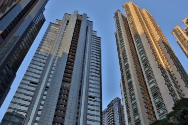 14 Şubat 2026 'da sarp gölgeli caddeler boyunca yüksek konut binaları keskin bir şekilde yükselir.