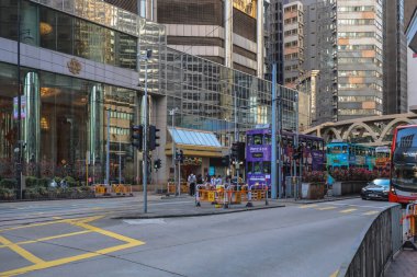 Klasik çift katlı tramvay modern yüksek binaların önünden geçiyor, 14 Şubat 2026