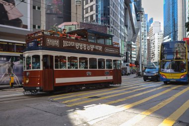 Klasik çift katlı tramvay modern yüksek binaların önünden geçiyor, 14 Şubat 2026