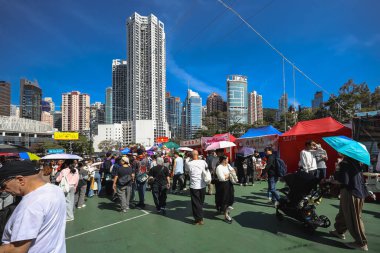 Renkli Ay Yeni Yıl standları, 14 Şubat 2026 'da parlak güneş ışığı altında ziyaretçileri çekiyor.