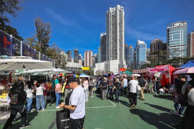 Renkli Ay Yeni Yıl standları, 14 Şubat 2026 'da parlak güneş ışığı altında ziyaretçileri çekiyor.