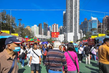 Renkli Ay Yeni Yıl standları, 14 Şubat 2026 'da parlak güneş ışığı altında ziyaretçileri çekiyor.