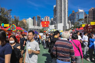 Renkli Ay Yeni Yıl standları, 14 Şubat 2026 'da parlak güneş ışığı altında ziyaretçileri çekiyor.