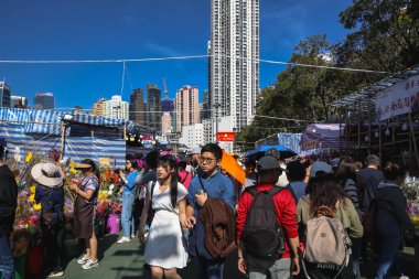 Renkli Ay Yeni Yıl standları, 14 Şubat 2026 'da parlak güneş ışığı altında ziyaretçileri çekiyor.