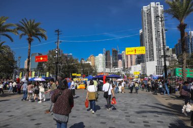 Renkli Ay Yeni Yıl standları, 14 Şubat 2026 'da parlak güneş ışığı altında ziyaretçileri çekiyor.