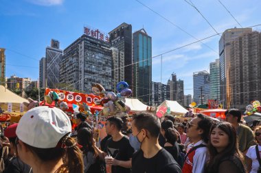 Renkli Ay Yeni Yıl standları, 14 Şubat 2026 'da parlak güneş ışığı altında ziyaretçileri çekiyor.