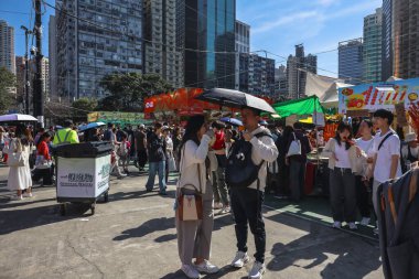 Renkli Ay Yeni Yıl standları, 14 Şubat 2026 'da parlak güneş ışığı altında ziyaretçileri çekiyor.