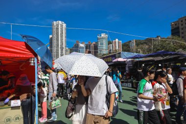 Renkli Ay Yeni Yıl standları, 14 Şubat 2026 'da parlak güneş ışığı altında ziyaretçileri çekiyor.