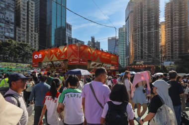 Renkli Ay Yeni Yıl standları, 14 Şubat 2026 'da parlak güneş ışığı altında ziyaretçileri çekiyor.