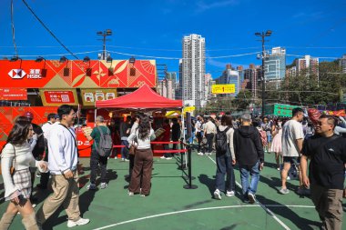 Renkli Ay Yeni Yıl standları, 14 Şubat 2026 'da parlak güneş ışığı altında ziyaretçileri çekiyor.