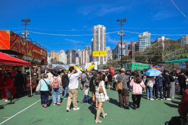 Renkli Ay Yeni Yıl standları, 14 Şubat 2026 'da parlak güneş ışığı altında ziyaretçileri çekiyor.