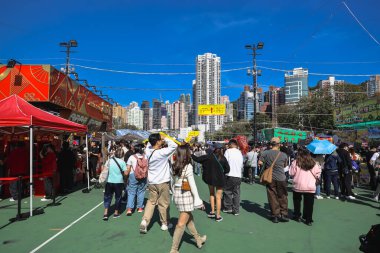 Renkli Ay Yeni Yıl standları, 14 Şubat 2026 'da parlak güneş ışığı altında ziyaretçileri çekiyor.