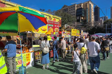 Renkli Ay Yeni Yıl standları, 14 Şubat 2026 'da parlak güneş ışığı altında ziyaretçileri çekiyor.