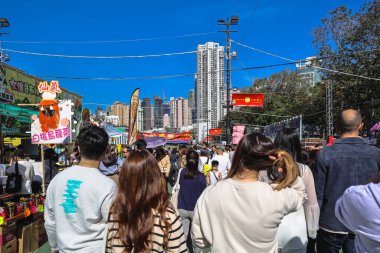 Renkli Ay Yeni Yıl standları, 14 Şubat 2026 'da parlak güneş ışığı altında ziyaretçileri çekiyor.