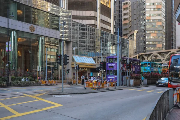 Klasik çift katlı tramvay modern yüksek binaların önünden geçiyor, 14 Şubat 2026