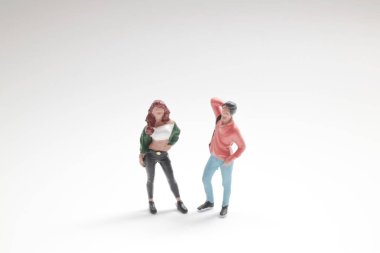 Küçük heykelcikler şık kıyafetler ve etkileyici duruşlar sergiliyor.