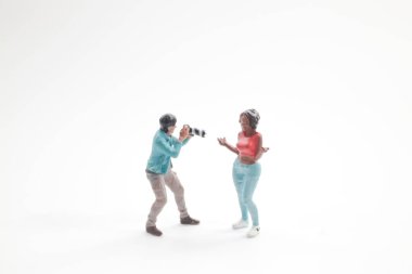 Küçük heykelcikler parlak arkaplanda fotoşop sahnesini yeniden canlandırıyor